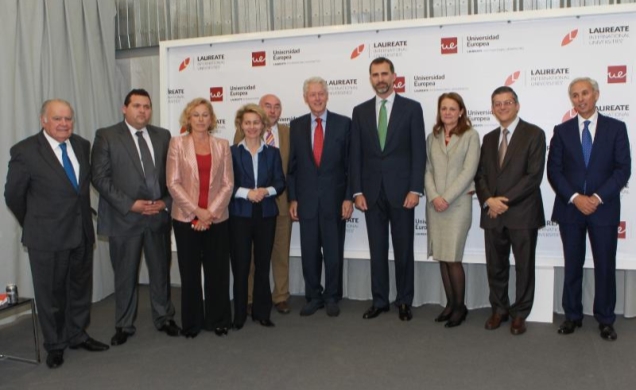 Fotografía de grupo de Don Felipe con los ministros asistentes a la "Laureate Summit on Youth & Jobs"